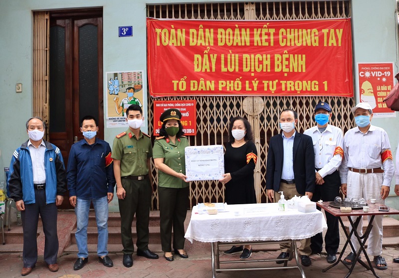 Báo An ninh Hải Phòng tặng quà các chốt kiểm soát phòng chống dịch Covid-19